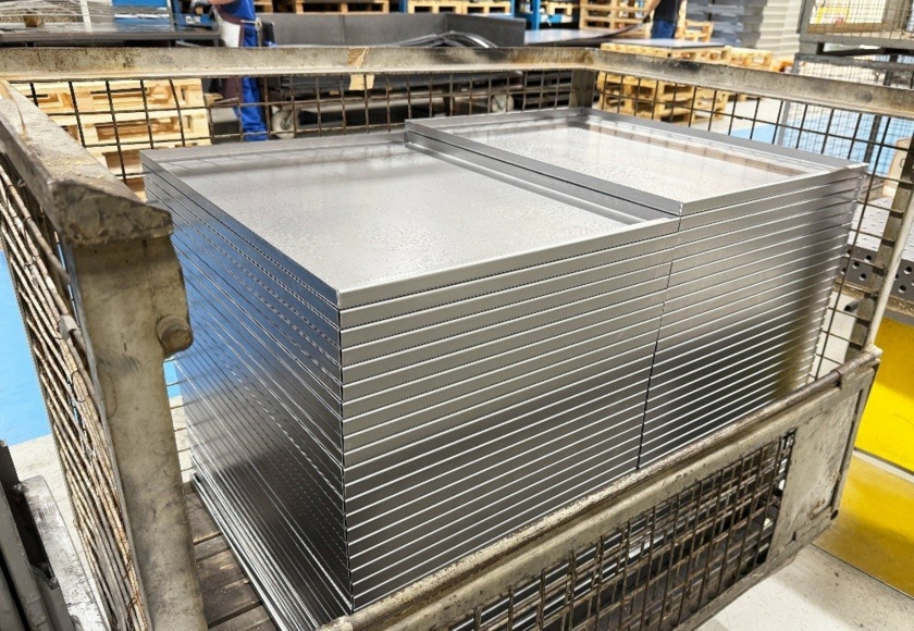 Unterbodenblech-gestapelt-Copyright-RAS-Reinhardt-Maschinenbau-GmbH.jpg