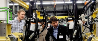 Ingenieure-am-Pruefstand.jpg