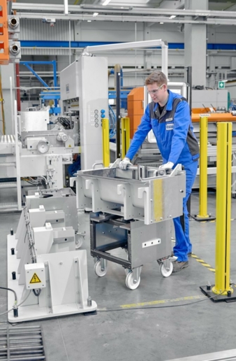 Bediener-an-Maschine.jpg
