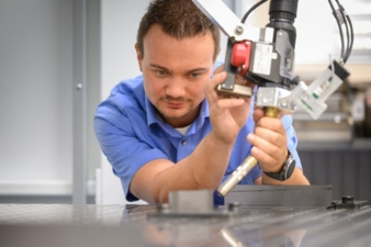 Roboter-schweisst-Bauteil.jpg